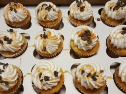 cupcakes with caramel and chocolate flakes